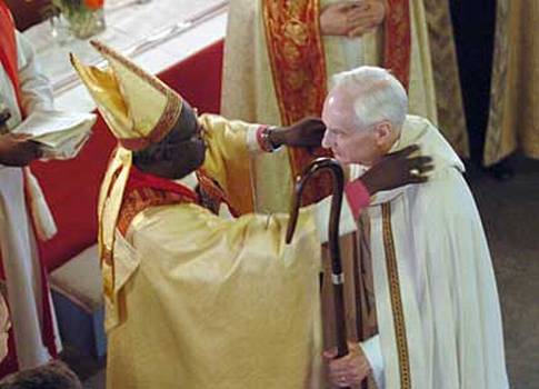Bischof Walter Obare (Kenia) weiht Arne Olsson zum Bischof der Missionsprovinz (Februar 2005). 